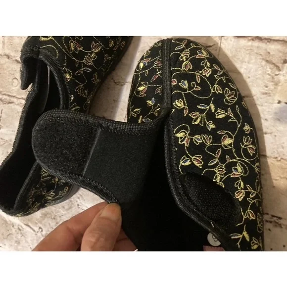 NWOT secret black floral embroidery slipper size 9 - Picture 3 of 7